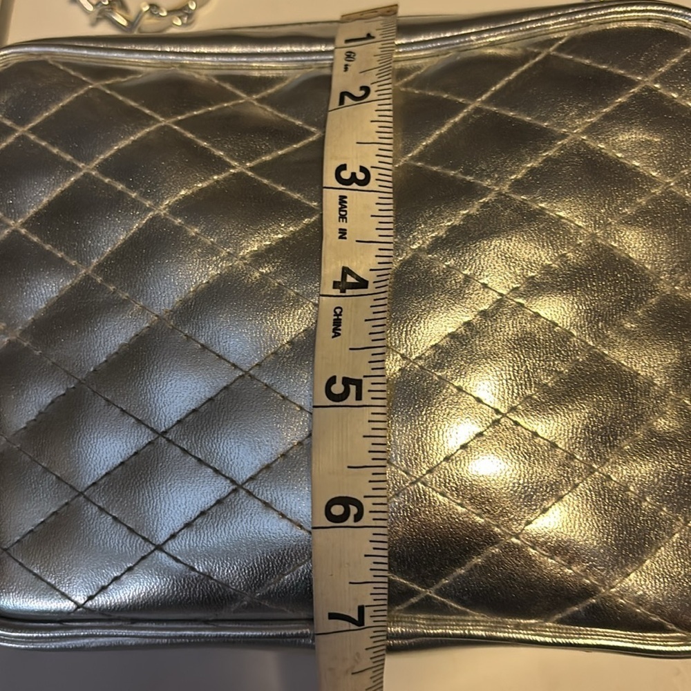 CHATEAU BRAND SILVER QUILTED CROSSBODY BAG WITH TASSEL
SILVER CHAIN STRAP - Picture 9 of 9